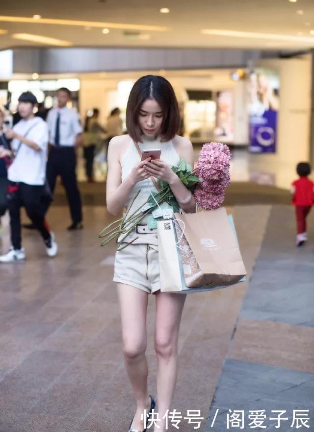 『韵味』美女一双黑色的高跟鞋,典雅又精致,能够凸显出她独特的韵味