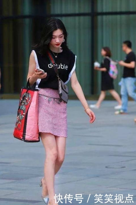  美女■身材苗条的美女，蓝白拼色长裙搭配高跟鞋，简单大方很有时尚格调