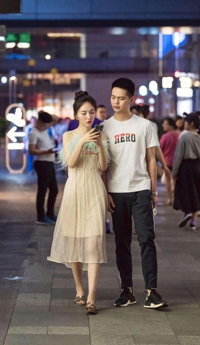 小姐姐穿着黑色连衣裙，整个人看起来青春又柔和，美腿完美展现!