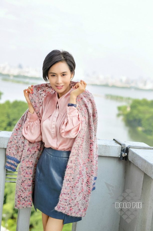 47岁朱茵优雅写真风韵犹存，妆容精致女神风范十足!