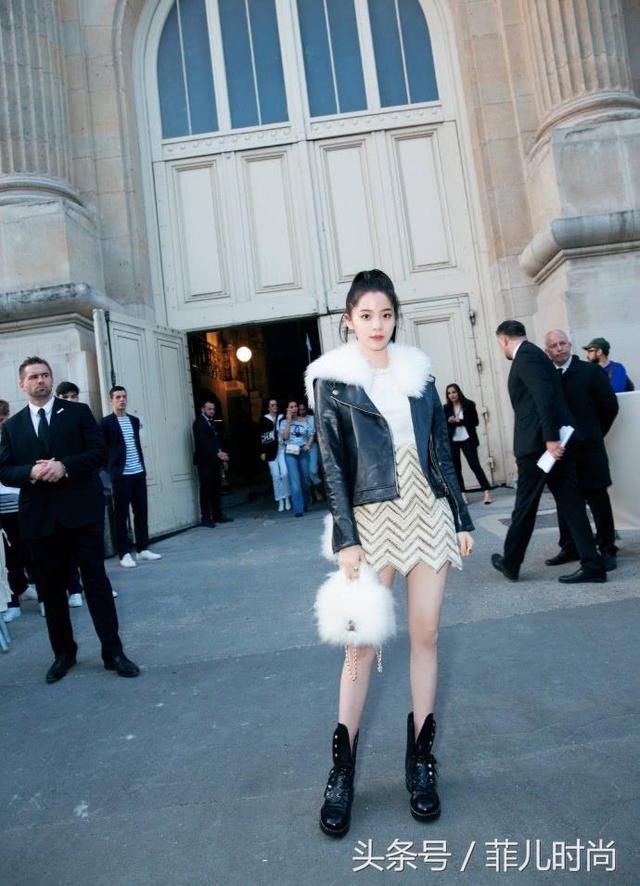 欧阳娜娜裙子穿的太短，难怪要用手挡着，网友：年纪小小就这么浪