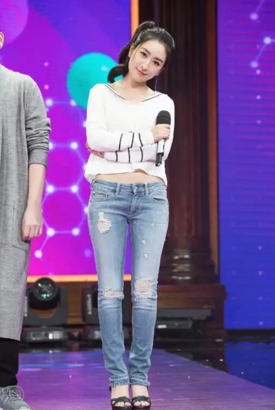 马苏出席活动，裙子快被“蜜桃臀”崩坏，网友直呼:没得犯规