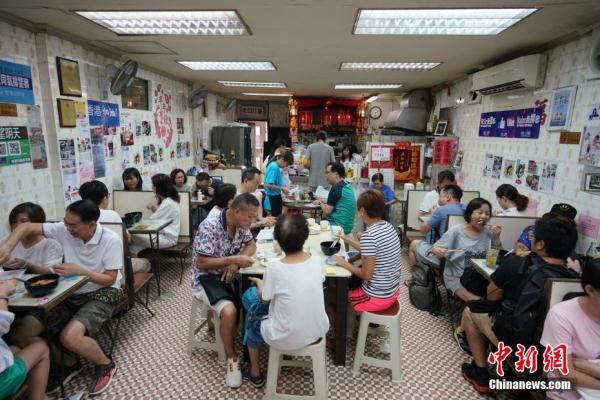香港撑警茶餐厅爆红 民众慕名前来支持