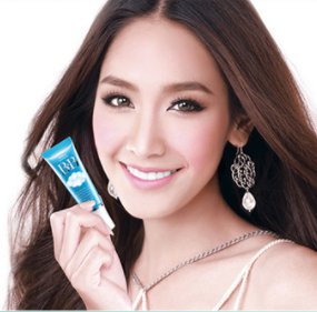 女人要么白要么丑?学学下图女人，三伏天皮肤水嫩，晒不黑