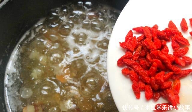 「补水」秋天,女人要多喝这碗糖水,补水效果好,比敷面膜强多了