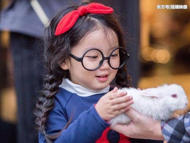 李紫婷来中国发展可谓天时地利人和,她的中文超级棒,曾经获得中文歌曲