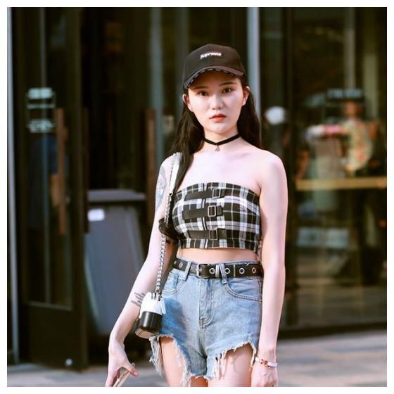 妹子热裤短到大腿根还露出渔网，这么宽松的T恤也只有你撑的起来