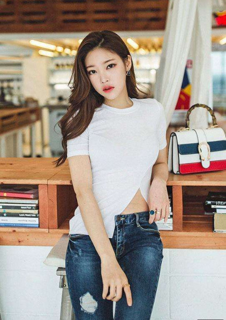 靓丽优雅紧身裤，显得大气，优雅高贵彰显青春活力！