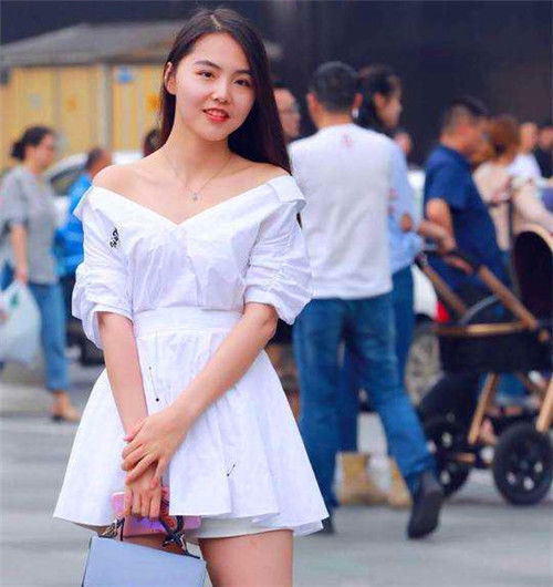 蕾丝:街拍:身材苗条的少女,一条白色蕾丝紧身裙,尽显熟女风采