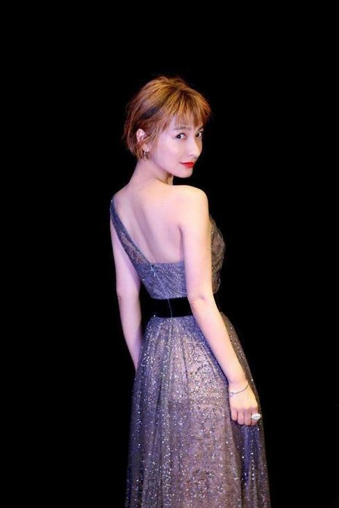 周笔畅整容成功，穿露背装挑战吴昕，网友:心有多大裙儿就有多大