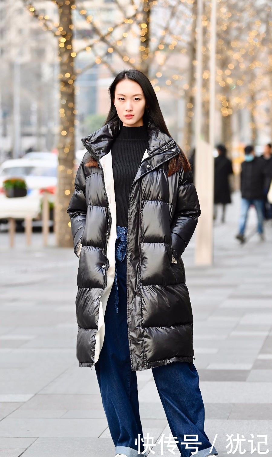  身穿■街拍：具有百搭特性的小白鞋，彰显青春活力气息，深得女生的喜爱