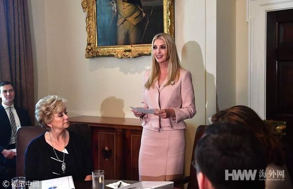 特朗普出席内阁会议 第一千金伊万卡粉色套装