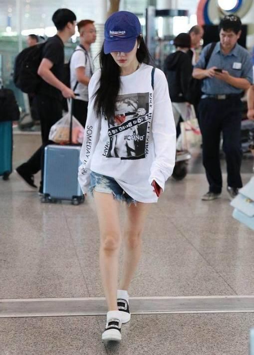 李小璐与霍思燕同穿短裤秀腿，网友:终于知道真正美腿长啥样了