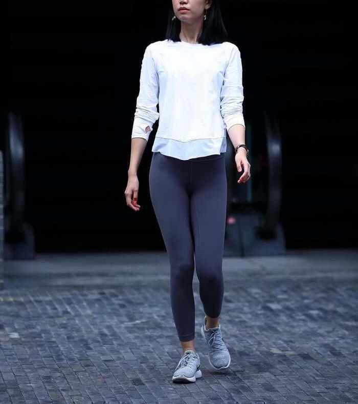 街拍: 紧身裤的小姐姐, 凸显腿型勾勒曲线