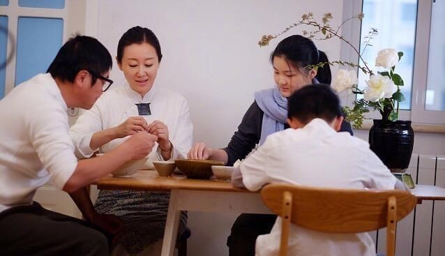  红妹@孙楠和买红妹离婚后, 买宝瑶被后妈潘蔚送去学女德, 她现状如何?