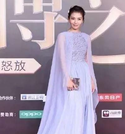 同穿紫色礼服，刘涛优雅大方，宋茜霸气冷艳，刘诗诗温婉柔美