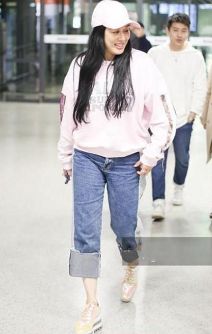 钟丽缇够了，运动裤都穿成紧身款了！网友：鞋子才是万年不变款！