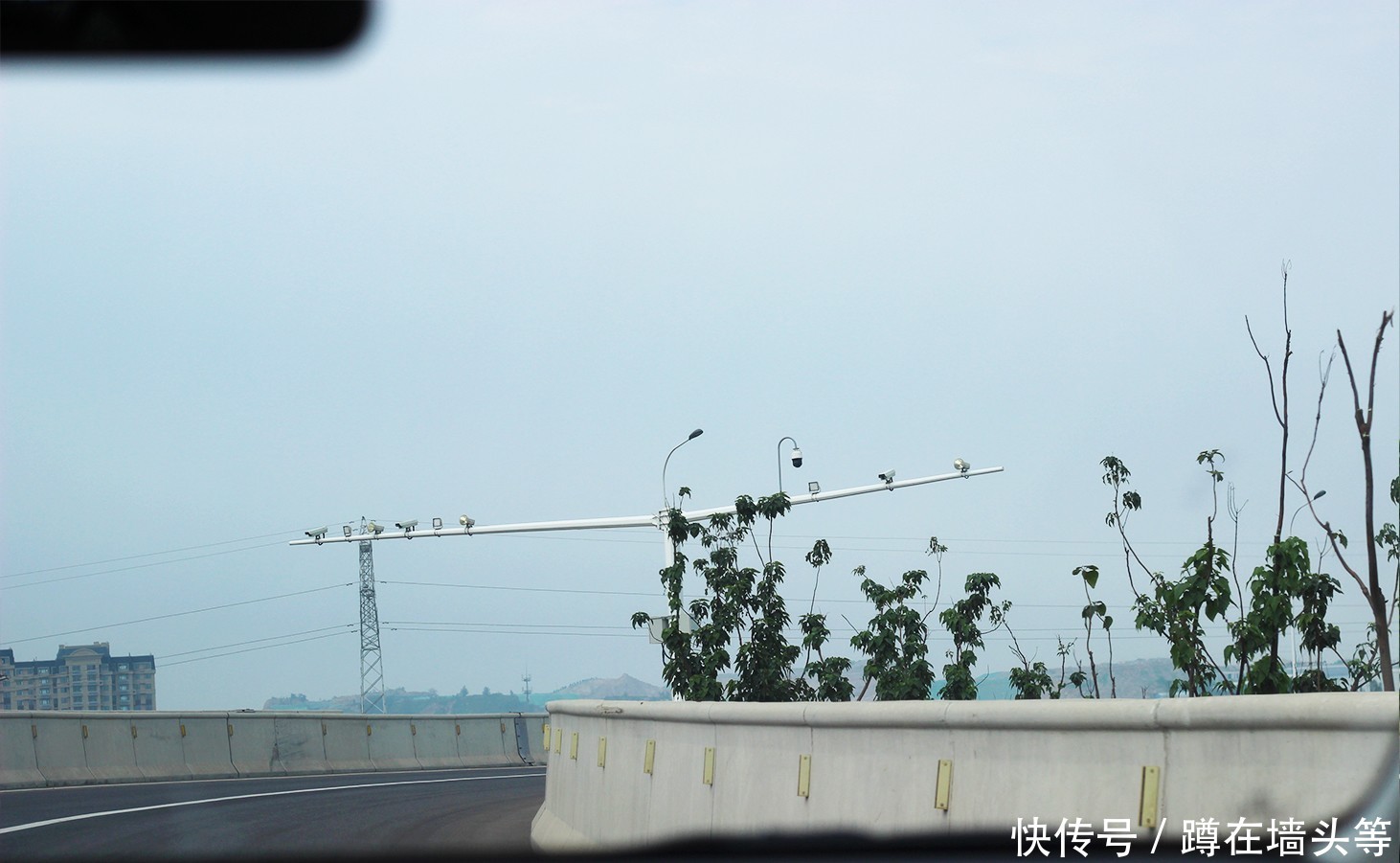  「高速」ETC在高速路上隔一段就会“嘀”一声，是怎么回事？