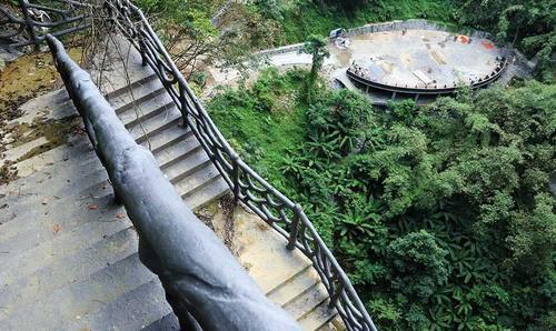 震撼！全国首个天坑大剧场！还有悬空天梯、悬崖泳池，就在融水附