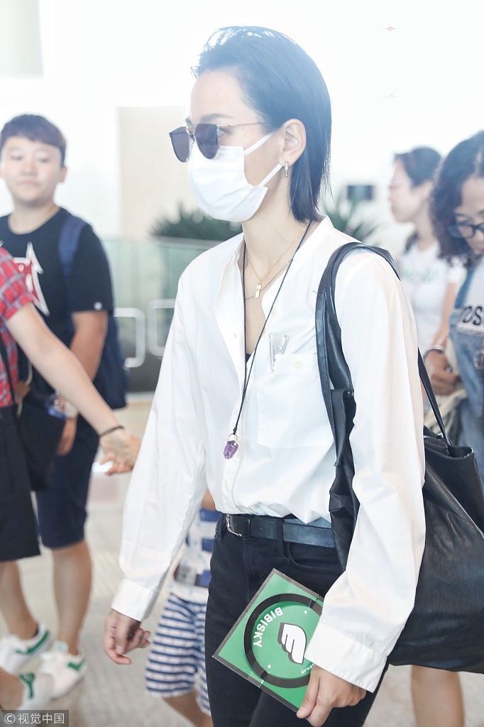 雌雄难辨！周笔畅白衣黑裤玩转中性风 架黑超梳背头帅过小鲜肉