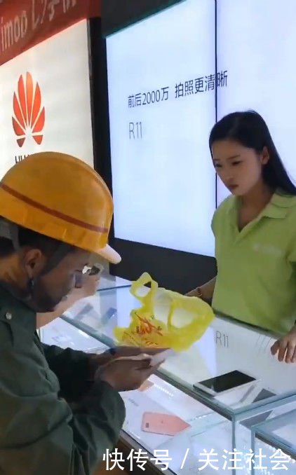 农民工来手机店被女孩瞧不起，接下来农民工的做法让人竖起大拇指