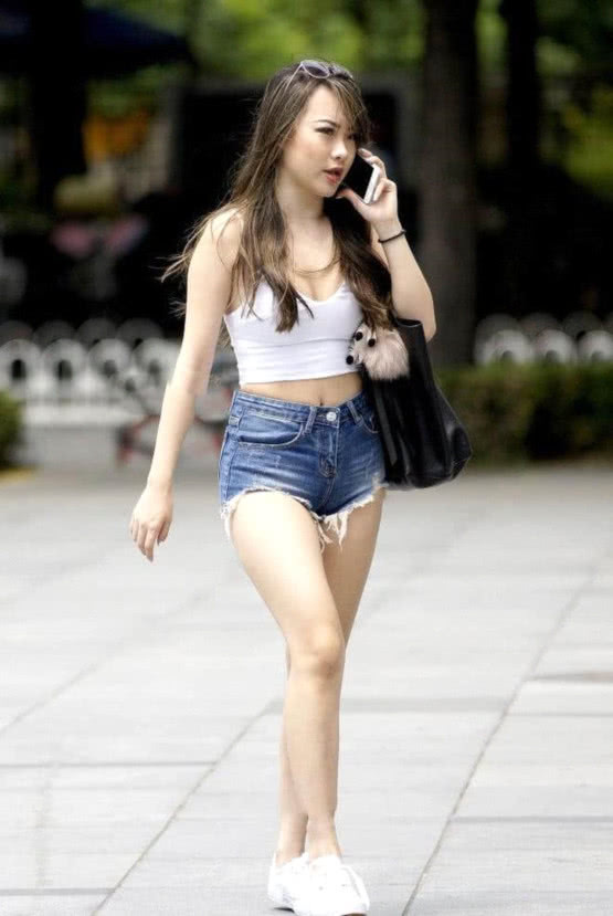 小姐姐超短裤和露肚装都是比较大胆的穿搭方式