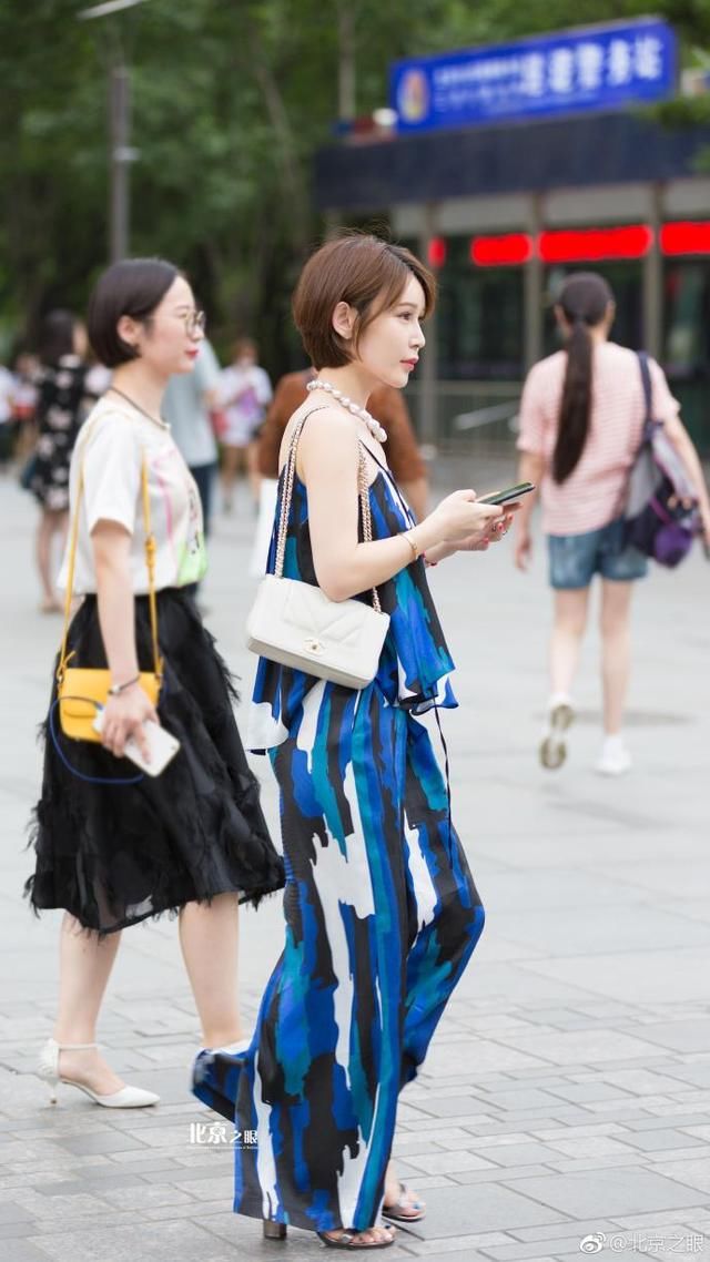 街拍:神似刘亦菲的小姐姐，黑色套装高冷惊艳，冷美人风格没错了