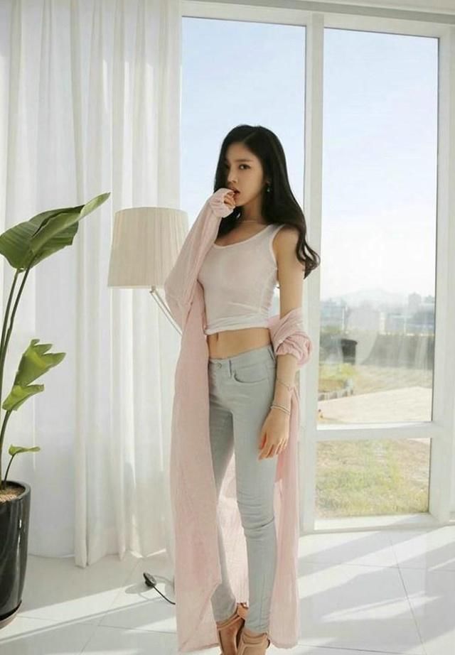 紧身牛仔裤的美女展现完美曲线，身材跟炎热夏日一样火热