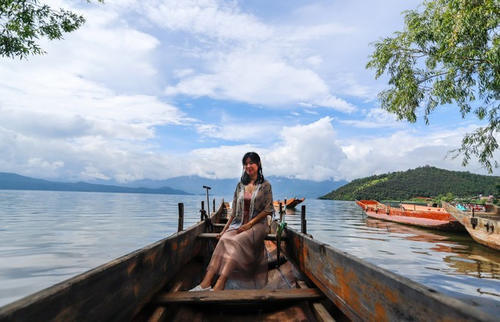 就着月光，伴着洱海，干了这瓶风花雪月，网友：小心喂鱼