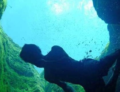 全球最危险地带，深不见底，游客们却争着跳下