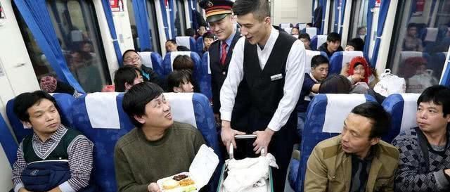  #乘务员#一趟火车有上千乘客，为何连几十份盒饭都卖不掉，终于