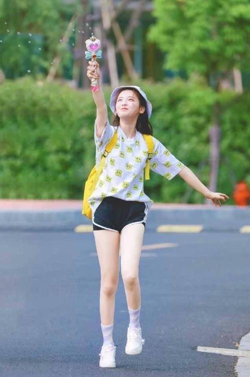 杨超越厉害了，为了秀美腿，穿一条又短又破的超短裤现身！