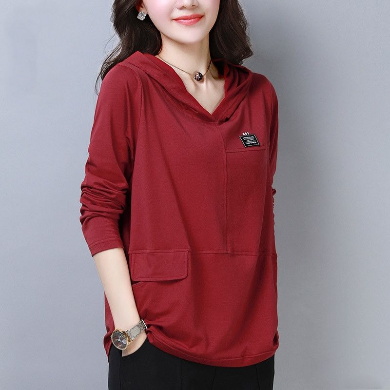 46岁老婆真会打扮!秋天穿这“卫衣+小脚裤”，洋气嫩美像30