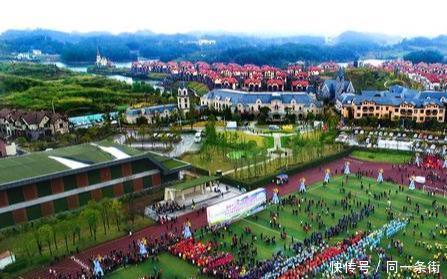 重庆南川区一个小镇，有人工大湖和瑞士风情小镇，曾有电影来取景