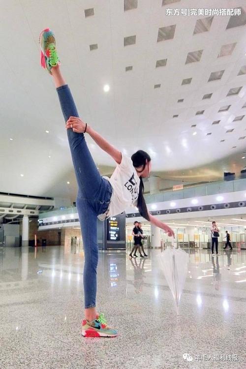 女人就喜欢紧身裤塑造大长腿， 穿了比没穿性感的多