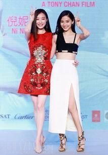 同为裸色高跟鞋，只有霍思燕的高跟鞋极其尴尬，脚和小腿一样长！