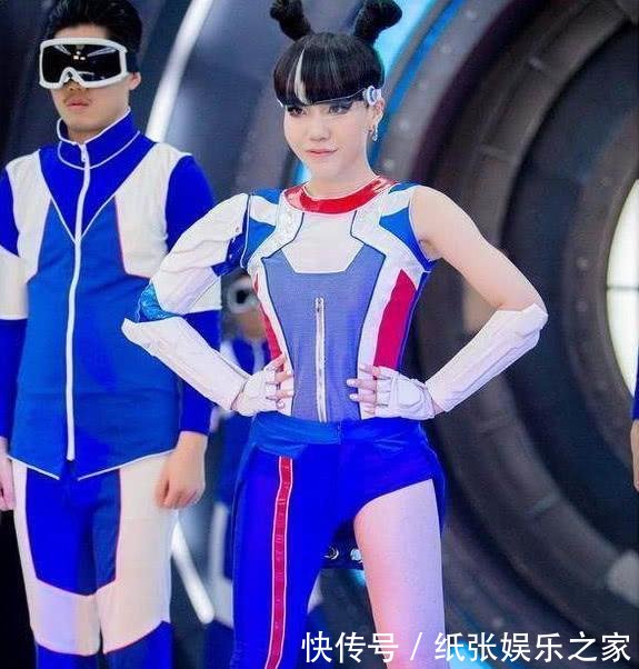 吴莫愁胆真大! 只穿半边裤子就敢上台, 网友: 搞不懂她怎么红的?