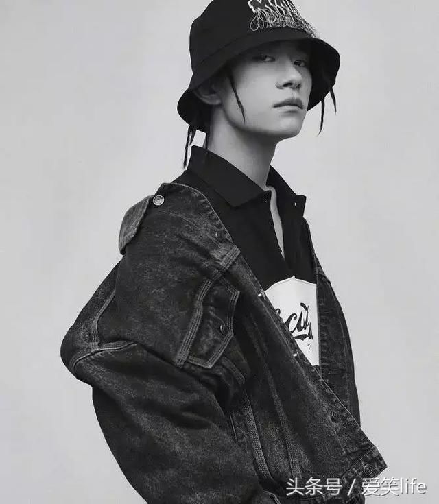 还没从易烊千玺的肱二头肌走出来，又掉进他深邃的眼睛里