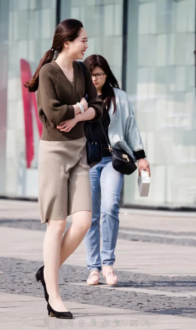 身材高挑的小姐姐，再怎么强大的闺蜜，也只能够做小姐姐的绿叶