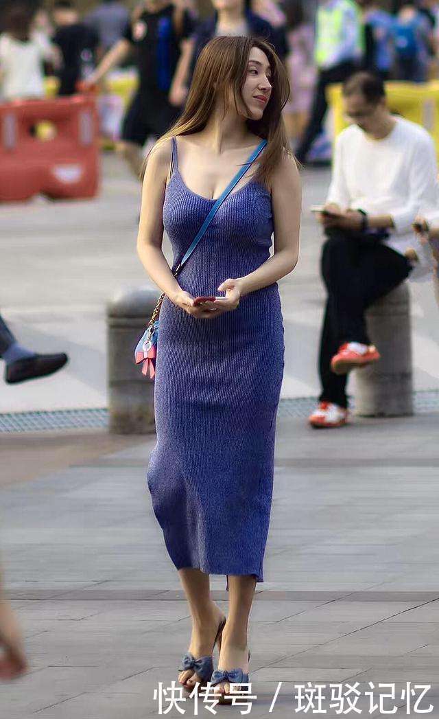 街拍：紧身黑裤搭配灰色短袖卡通上衣的水蛇腰小姐姐，身材真好