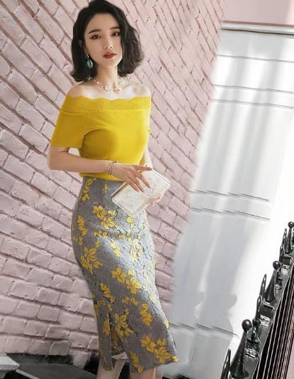 街拍：小姐姐的紧身衣尽显丰腴身材，气质优雅高贵