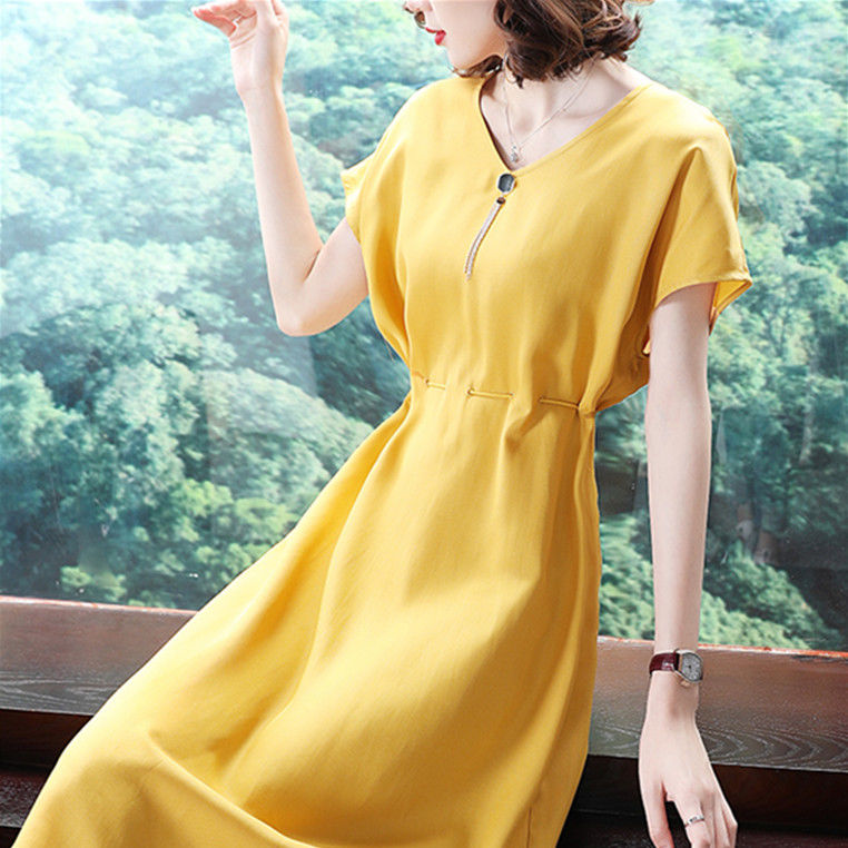 新出一种欧货裙:叫“蛇腰裙”，显瘦显嫩，美的70后挪不开眼