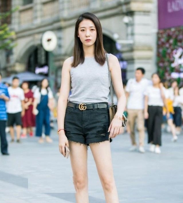  显得：街拍：小姐姐一件白色的紧身短连衣裙，显得清纯可人