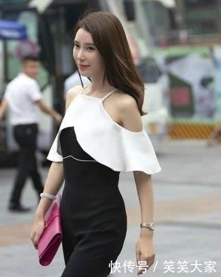 「 优美」走在街上彰显年轻女人的优美身姿，绝美的气质美女