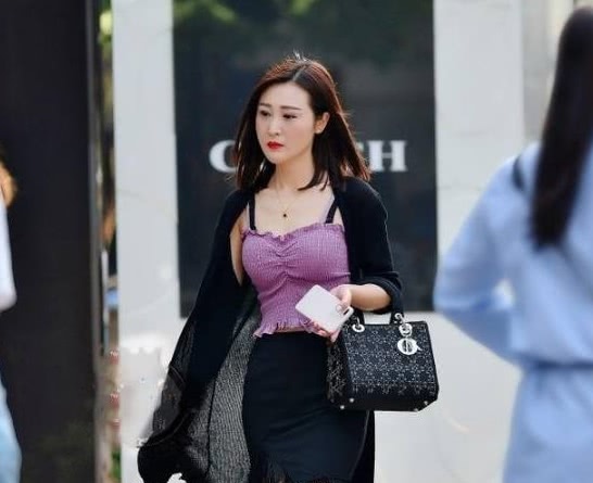 夏天街头这样穿着的小姐姐，让人感觉好自然