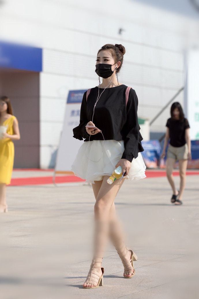 重庆街拍，一身优雅的穿搭，穿出女人优雅的味道