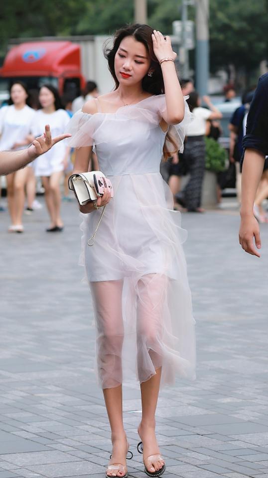 路人街拍,小姐姐们纷纷换上了纱裙,随风舞动,非常的唯美浪漫