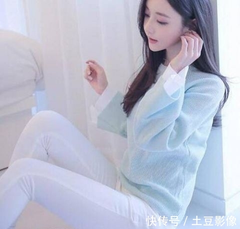 【美女】明媚动人的牛仔裤美女,尽显亭亭玉立的美感!