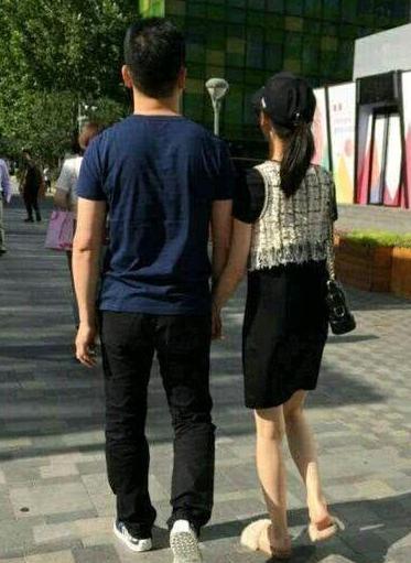 章泽天首次晒性感私照, 透视装好身材一览无余, 网友: 很有女人味