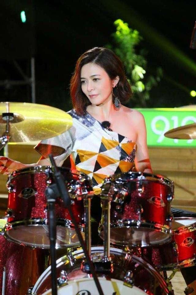 关之琳年龄面前不服输,55岁穿成20岁,可惜被颈纹出卖了她!